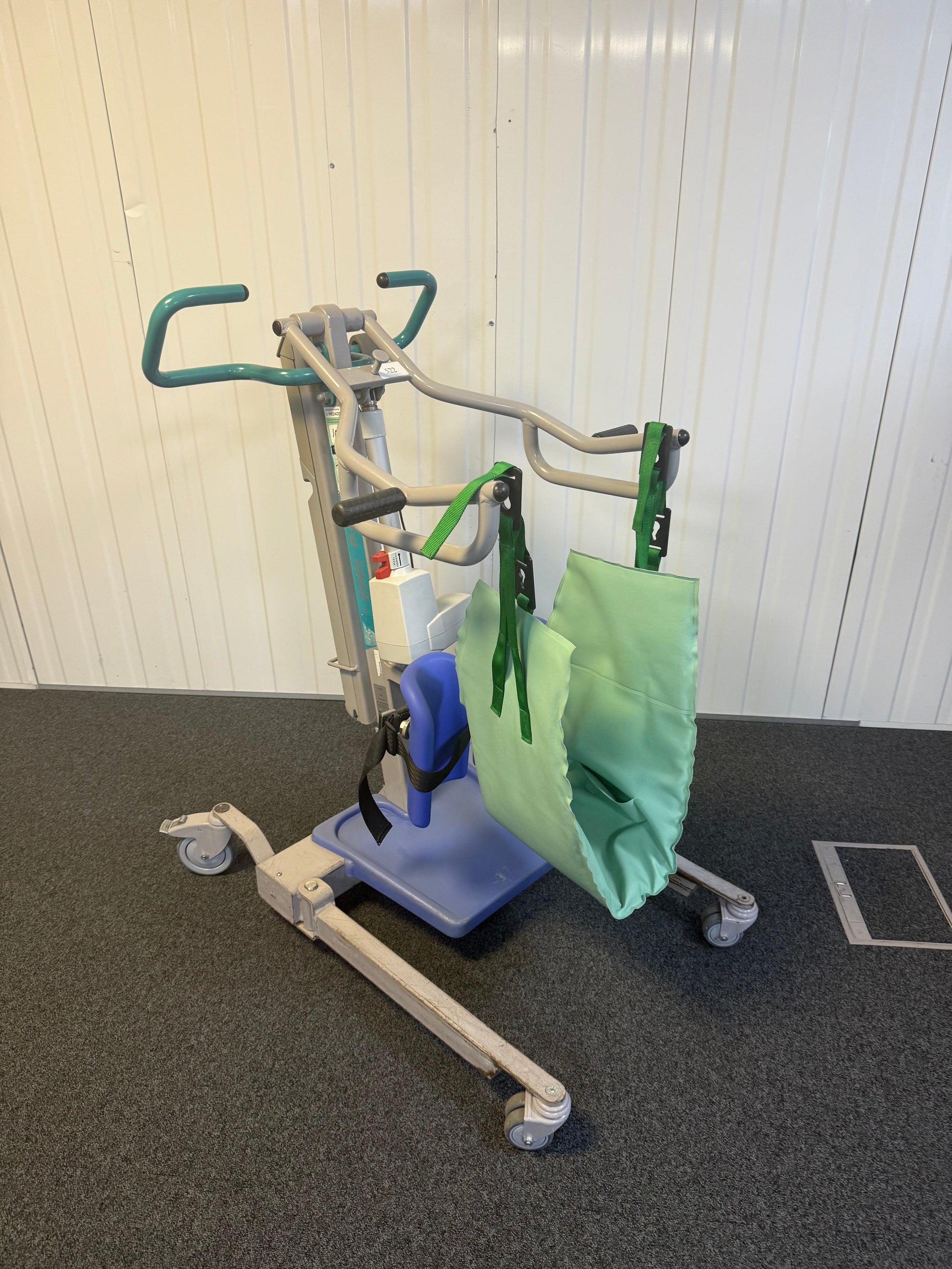 Patient sling suspended from Arjo Sara 3000 spreader bar